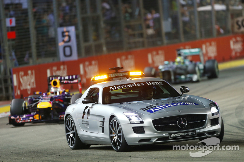 Гонщики Red Bull и Mercedes предпочли остаться на трассе, а практически все остальные поехали в боксы на второй пит-стоп. Из-за этого Алонсо опустился с третьего места на пятое, пропустив Уэббера и Хэмилтона