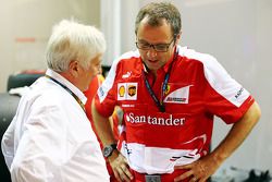 Herbie Blash, delegado de la FIA con Stefano Domenicali, Director General de Ferrari