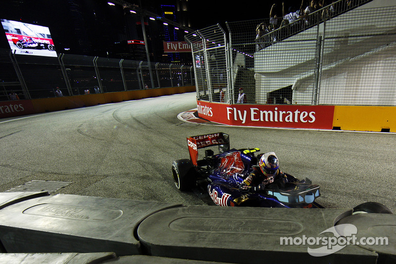 Daniel Ricciardo, Scuderia Toro Rosso STR8 valt uit na een crash