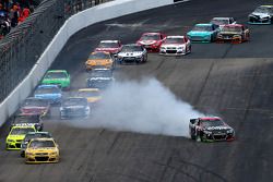Kasey Kahne, Hendrick Motorsports Chevrolet in trouble