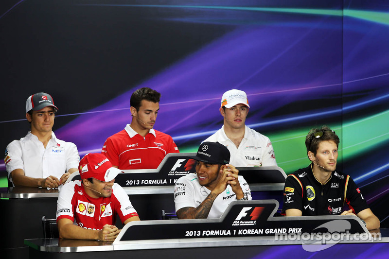 Esteban Gutiérrez, Sauber; Jules Bianchi, Marussia F1 Team; Paul di Resta, Sahara Force India F1; Felipe Massa, Ferrari; Lewis Hamilton, Mercedes AMG F1; Romain Grosjean, Lotus F1 Team en la conferencia de pilotos