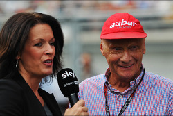 Niki Lauda, Mercedes Presidente de Honra com Tanja Bauer, Sky Germany TV repórter no grid