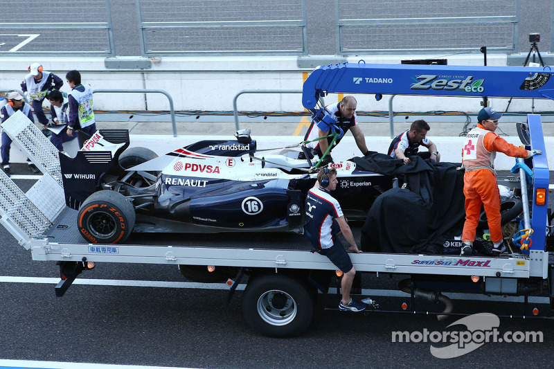 The Williams FW35 of Pastor Maldonado, Williams is recovered back to the pits on the back of a truck