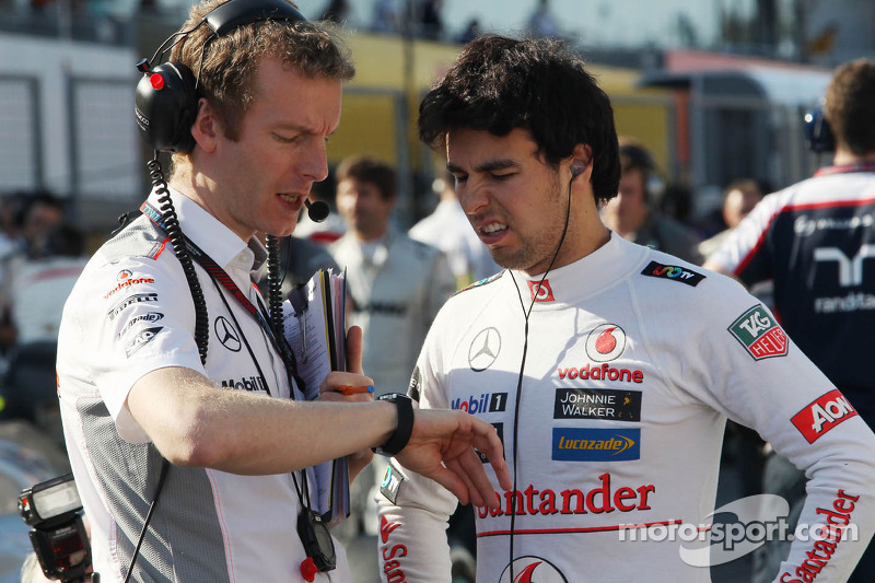 Sergio Perez, McLaren with Mark Temple, McLaren Race Engineer on the grid