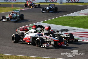 Jenson Button, McLaren MP4-28 and Kimi Raikkonen, Lotus F1 E21 battle for position