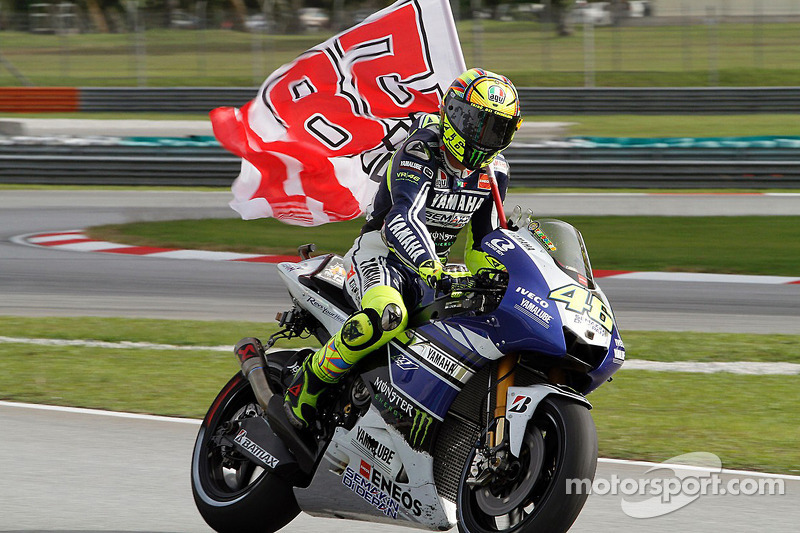 Valentino Rossi, Yamaha Factory Racing con una bandera recordando a Marco Simoncelli