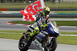 Valentino Rossi, Yamaha Factory Racing met een vlag ter ere van Marco Simoncelli