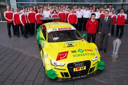 campeão de 2013 Mike Rockenfeller visita fábrica da Audi