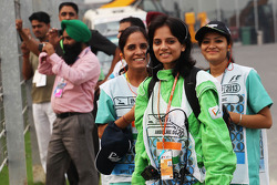 Trabajadors del circuito en el trackside