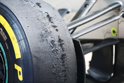 Des pneus Pirelli usés, Mercedes AMG F1 W04