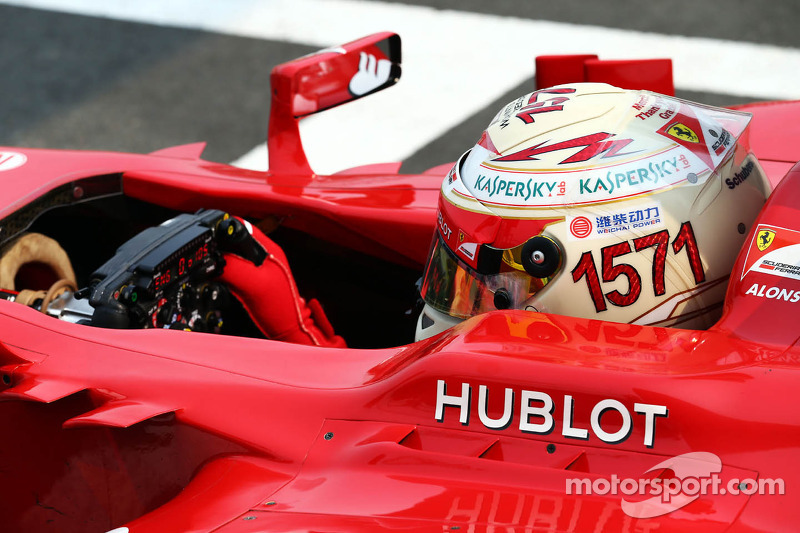 Fernando Alonso, Ferrari con un casco celebrando su récord de puntos en la Fórmula 1