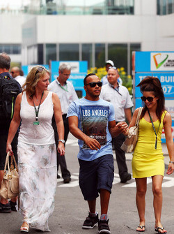Nicolas Hamilton, irmão de Lewis Hamilton, Mercedes AMG F1 com stepmum Linda Hamilton, (esquerda)