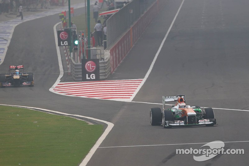 Paul di Resta, Sahara Force India VJM06 y Jean-Eric Vergne, Scuderia Toro Rosso STR8 en zona de pits