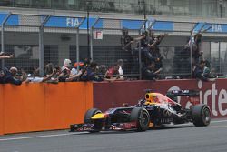 Ganador de la carrera y Campeón del Mundo Sebastian Vettel, Red Bull Racing RB9 celebra al final de 