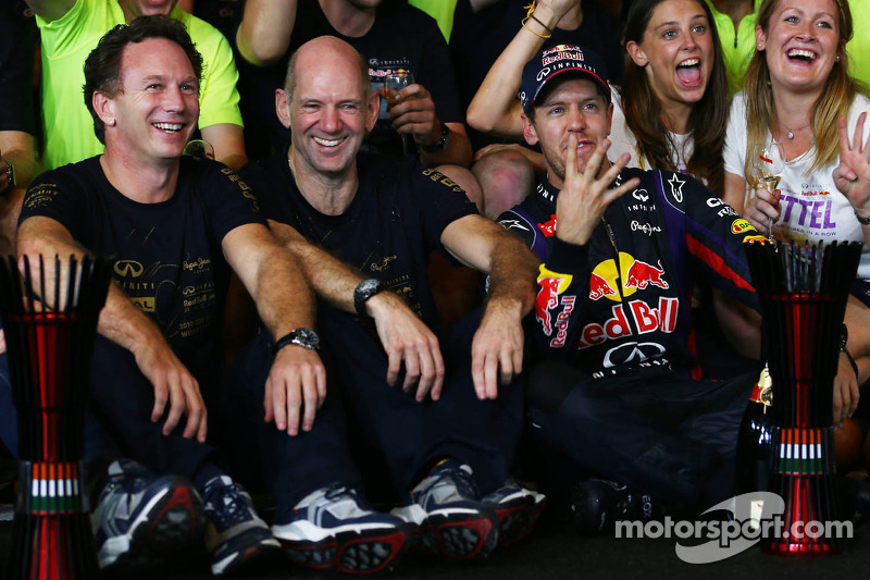 Sebastian Vettel, Christian Horner y Adrian Newey, pilares del dominio de Red Bull Racing entre 2010 y 2013. Vettel igualó los cuatro títulos al hilo de Fangio y Schumacher.