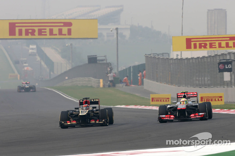 Kimi Raikkonen, Lotus F1 Team and Sergio Perez, McLaren Mercedes