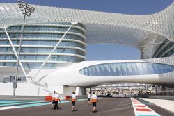 Caminhada pelo Circuito de Yas Marina