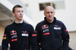 (L naar R): Daniil Kvyat, Scuderia Toro Rosso met Franz Tost, Teambaas Scuderia Toro Rosso