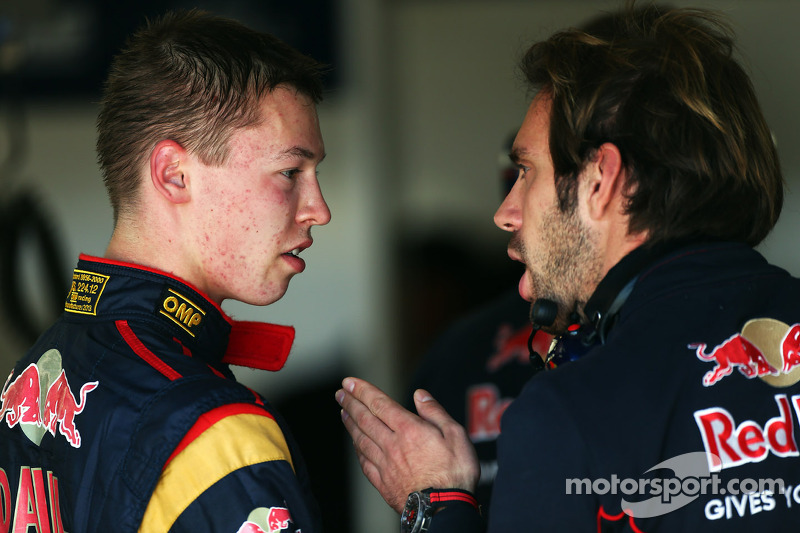 (L naar R): Daniil Kvyat, Scuderia Toro Rosso praat met Jean-Eric Vergne, Scuderia Toro Rosso