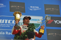 Podium: winner Yvan Muller, Chevrolet Cruze 1.6T, RML