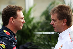 (G à D): Christian Horner, patron de Red Bull Racing avec le Dr.Aki Hintsa de McLaren