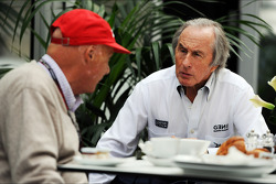 (Da esquerda para direita): Niki Lauda, presidente não executivo da Mercedes, com Jackie Stewart (GBR)