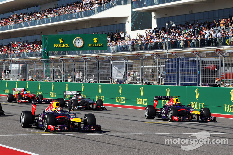 Sebastian Vettel, Red Bull Racing RB9 y Mark Webber, Red Bull Racing RB9 en la arrancada