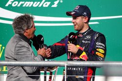 O vencedor Sebastian Vettel, Red Bull Racing no pódio com Mario Andretti (USA)