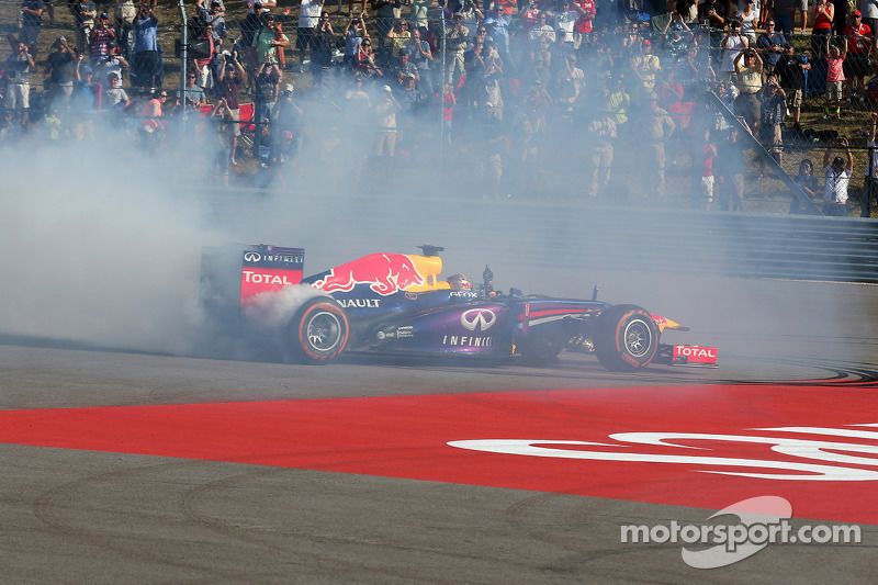 El ganador de la carrera Sebastian Vettel, Red Bull Racing RB9 celebra al final de la carrera con algunos doughn