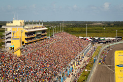 Start: Matt Kenseth, Joe Gibbs Racing Toyota and Kurt Busch, Furniture Row Racing Chevrolet lead the