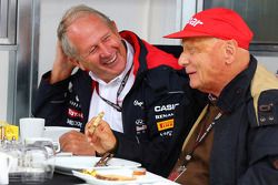 (Da esquerda para direita): Dr Helmut Marko, consultor da Red Bull, com Niki Lauda, presidente não executivo da Mercedes