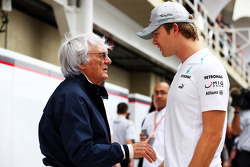 Bernie Ecclestone con Nico Rosberg, Mercedes AMG F1