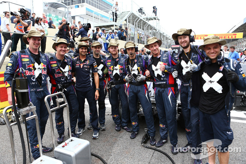 Mark Webber, y miembros del crew del auto de Red Bull Racing