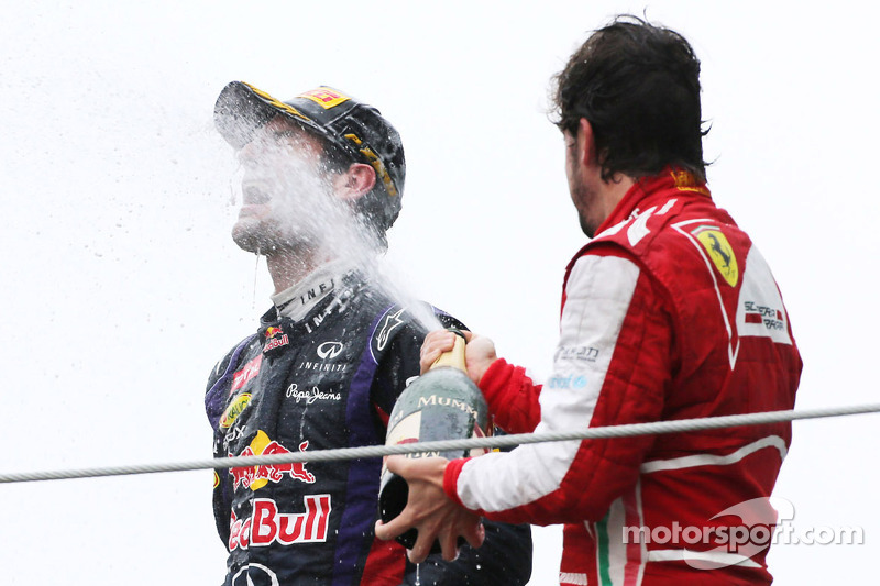 segundo colocado Mark Webber, Red Bull Racing e terceiro colocado Fernando Alonso, Scuderia Ferrari