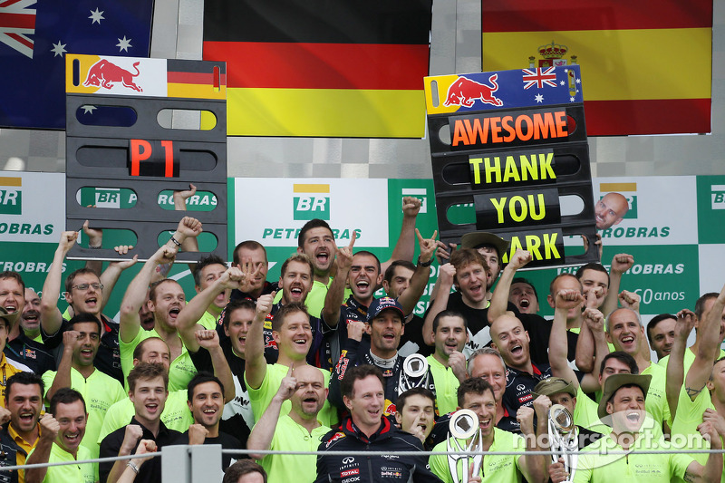 Webber con todo el equipo Red Bull el día de su adiós