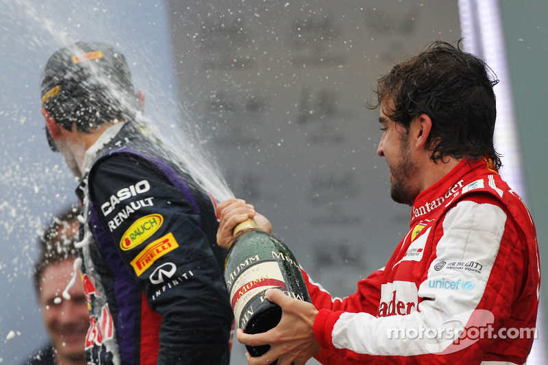 Fernando Alonso, Ferrari celebra a terceira posição com Mark Webber no pódio, Red Bull Racing