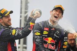Mark Webber, de Red Bull Racing festeja su segundo puesto y su último GP en el podio junto a su co-e