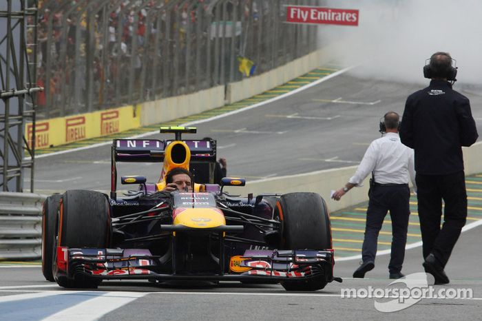 Mark Webber, Red Bull Racing RB9 llega al parque cerrado, ya sin casco tras terminar su último GP