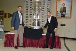 Tony Kanaan presents his likeness on the Borg-Warner Trophy