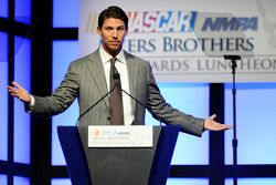 Denny Hamlin fala no pódio depois de vencer a Coors Light Pole Award