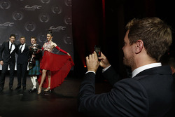 Sebastian Vettel tira foto de Loic Duval, Tom Kristensen, Allan McNish, Audi Motorsport
