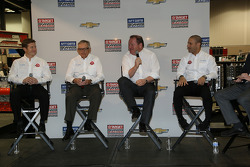 Ryan Briscoe, Mike Hull, Chip Ganassi, Tony Kanaan