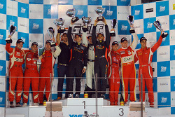Overall podium: Winnaars Khaled Al Qubaisi, Bernd Schneider, Jeroen Bleekemolen
