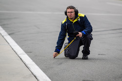 Technicien Michelin prenant la température de la piste