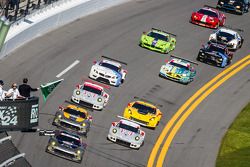 Start: ACO President Pierre Fillon gives the green flag