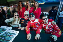 Christina Nielsen, Nicki Thiim, Henrique Cisneros and Kuba Giermaziak with the MOMO girls