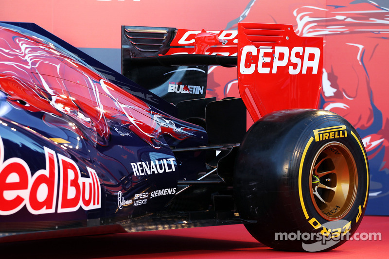 La nuova Scuderia Toro Rosso STR9 viene presentata: sospensione posteriore e alettone posteriore