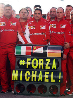 Ferrari takımı Michael Schumacher'e destek mesajını iletiyor