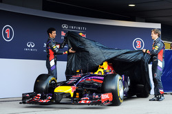 (Links naar rechts): Daniel Ricciardo, Red Bull Racing en teamgenoot Sebastian Vettel, Red Bull Racing, onthullen de nieuwe Red Bull Racing RB10