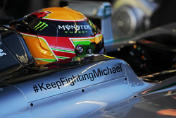 Lewis Hamilton, Mercedes AMG F1 W05 con un mensaje de apoyo a Michael Schumacher